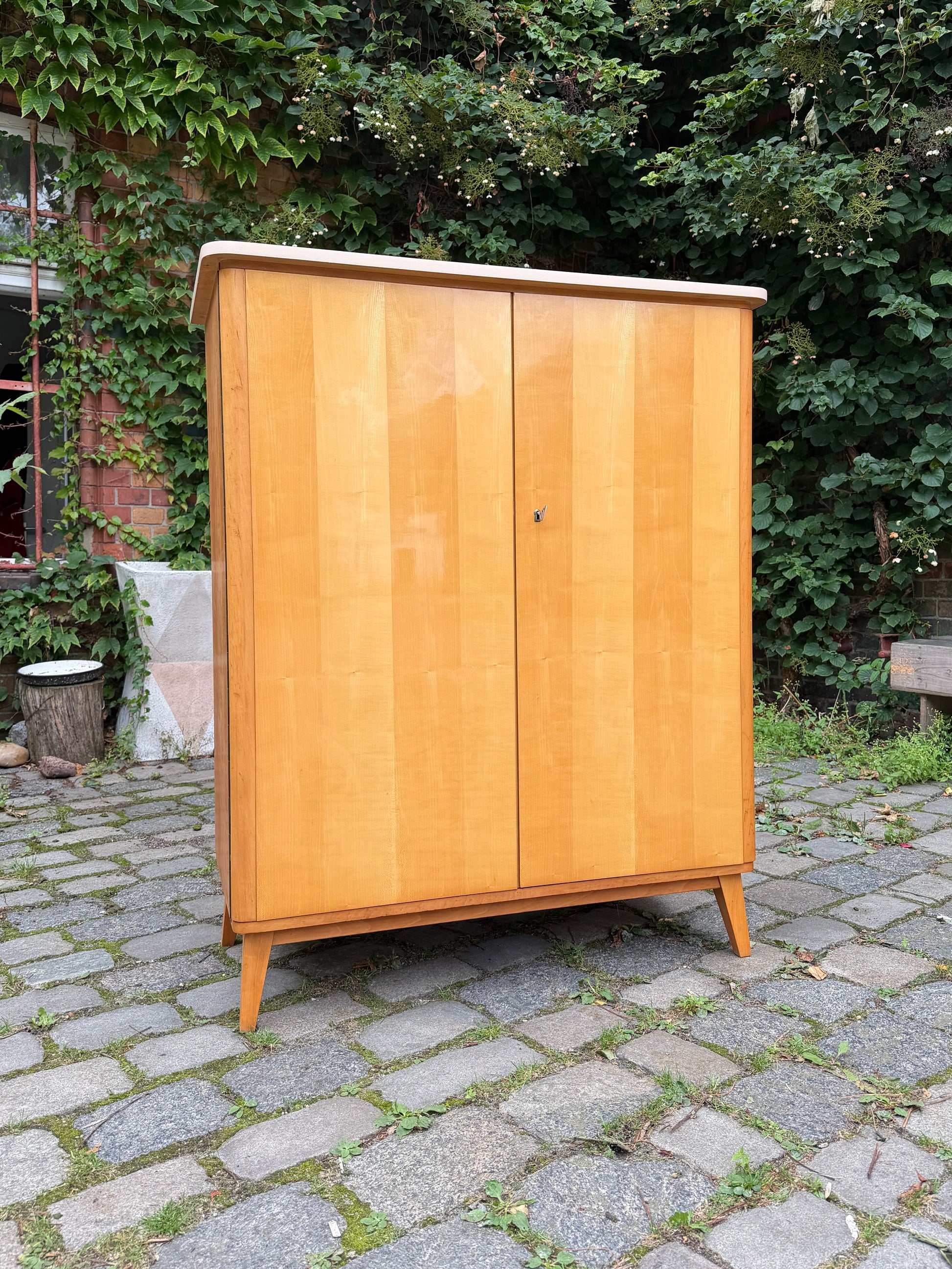 Kleiderschrank Ahorn mit cremefarbener Deckplatte