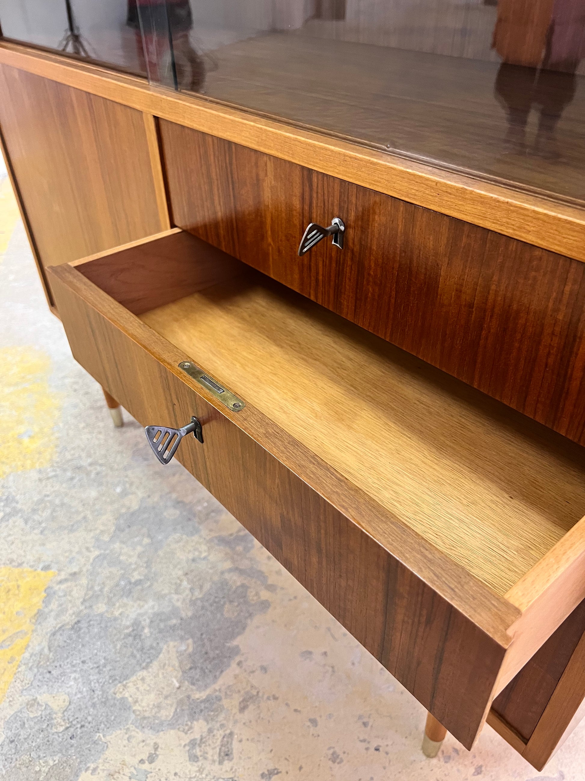 Vitrinenschrank Nussbaum von Deutsche Werkstätten Hellerau