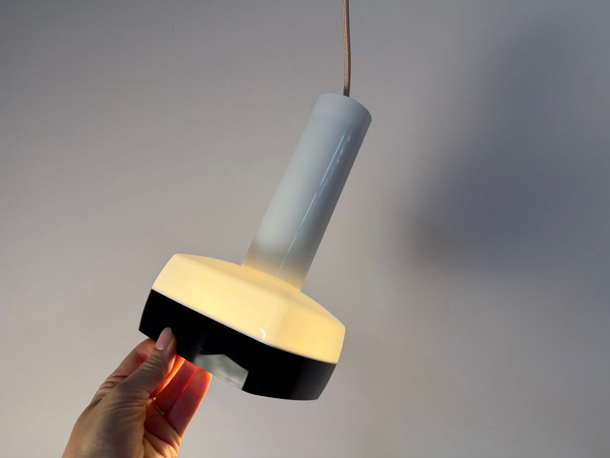 Hängelampe schwarz weiß von Bent Karlby für Schrøder-Kemi