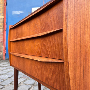 Kleine Kommode / Nachtschrank Teak mit durchgehenden Griffen aus Dänemark