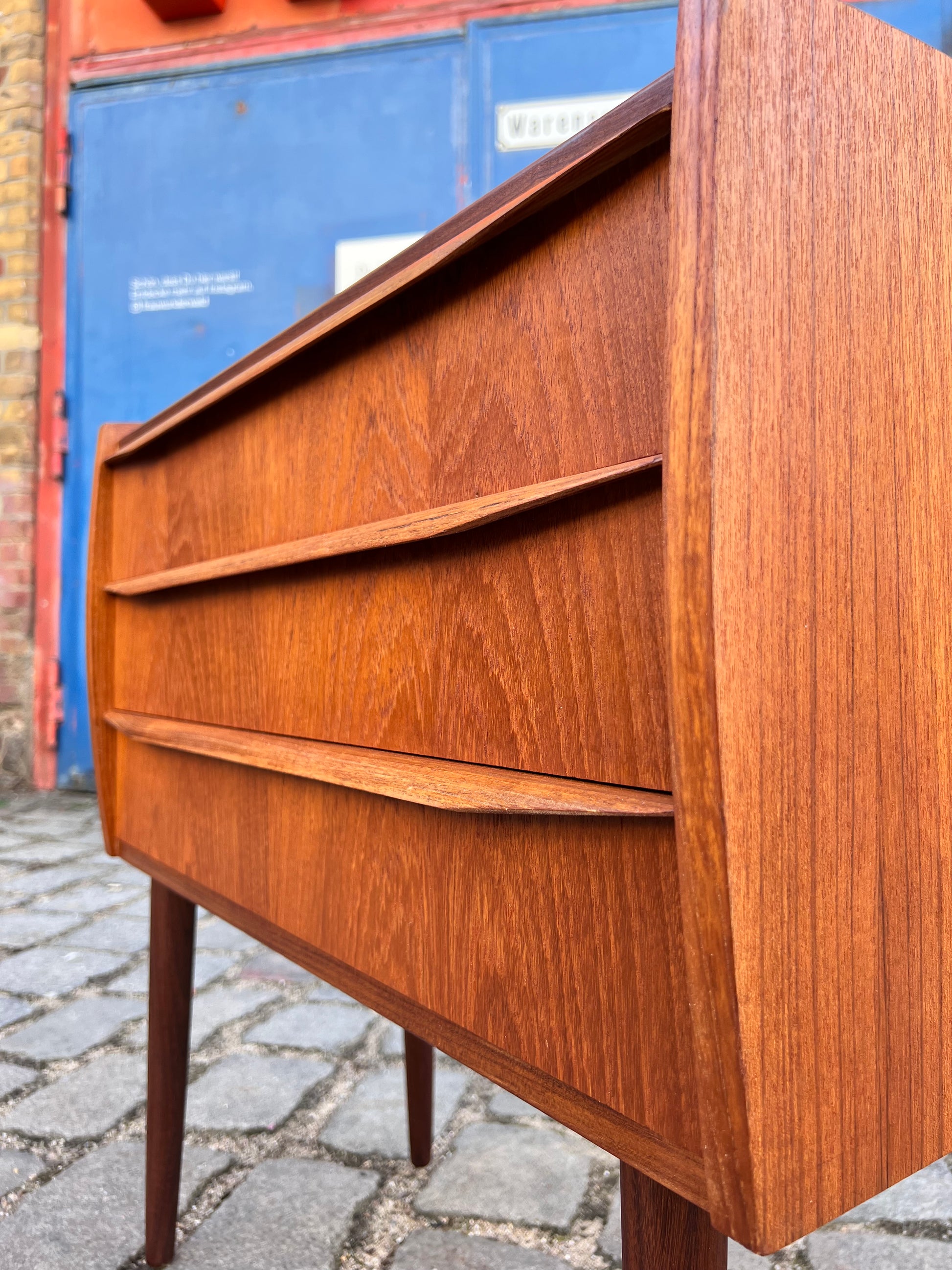 Kleine Kommode / Nachtschrank Teak mit durchgehenden Griffen aus Dänemark