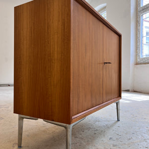 Schrank Nussbaum mit Schloss & neuen Chromfüßen