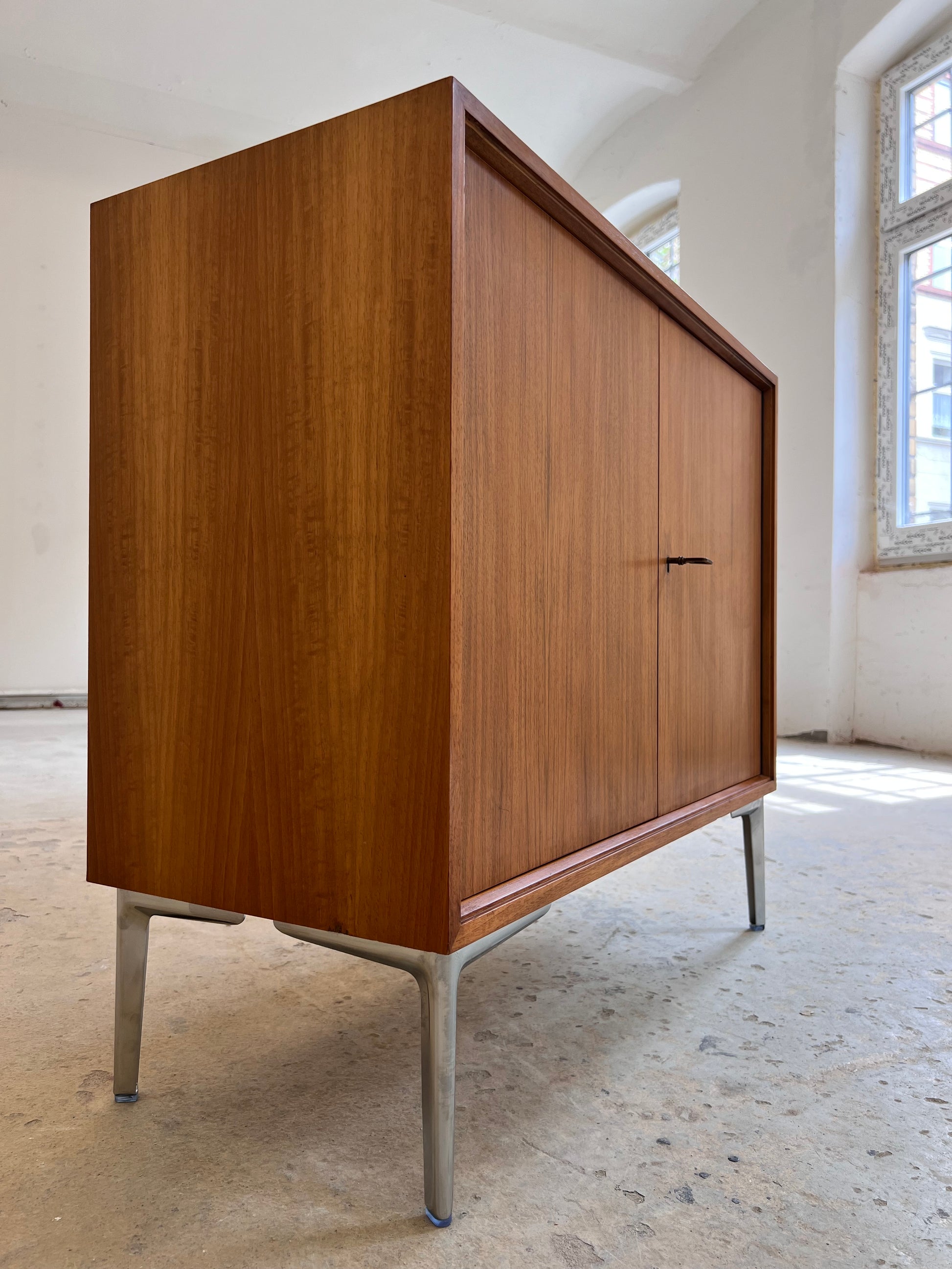 Schrank Nussbaum mit Schloss & neuen Chromfüßen