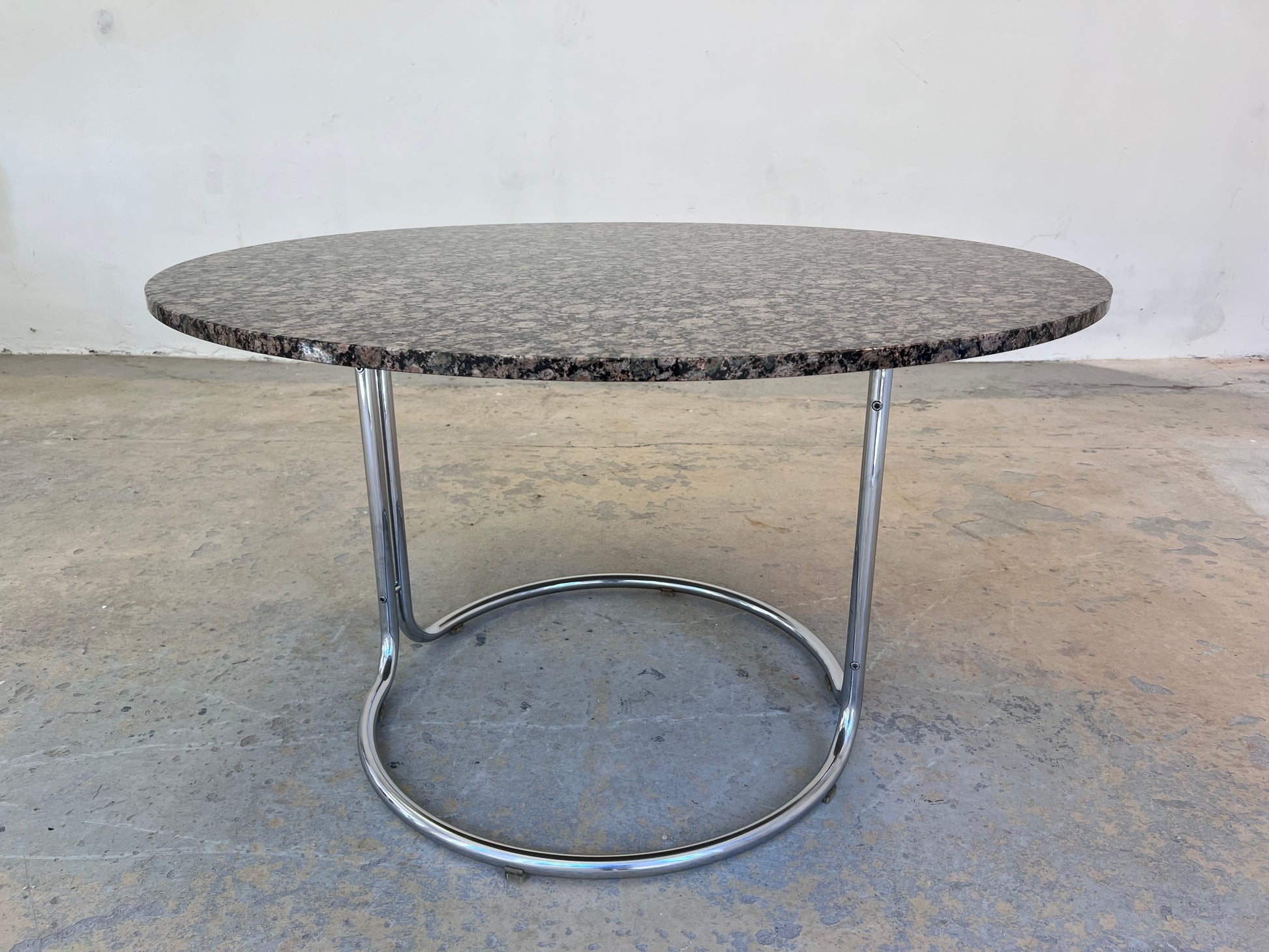 Runder Esstisch Granit Chrom von Giotto Stoppino