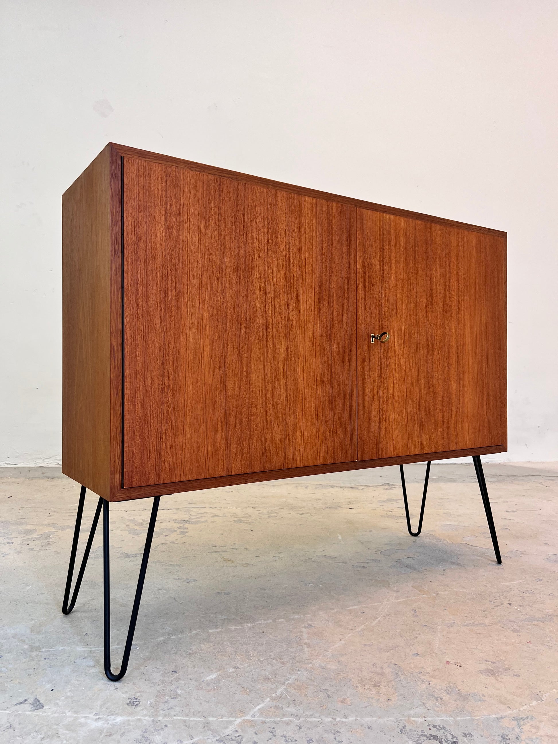 Schrank Teak auf Hairpinlegs