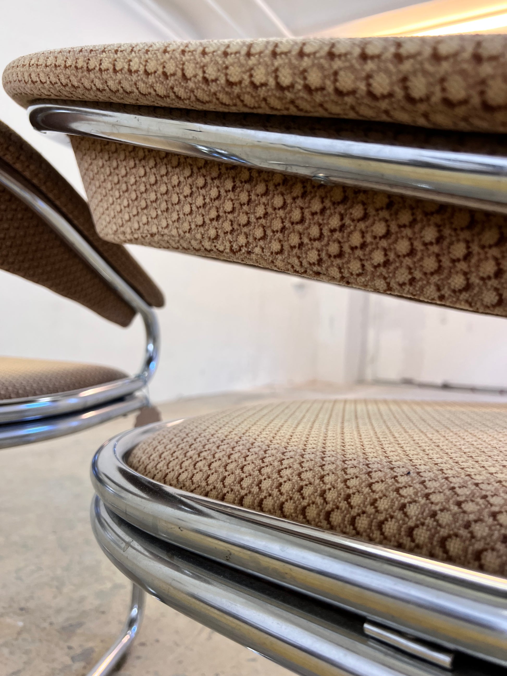 Freischwinger beige Chrom von Giotto Stoppino - mit kleinen Gebrauchsspuren