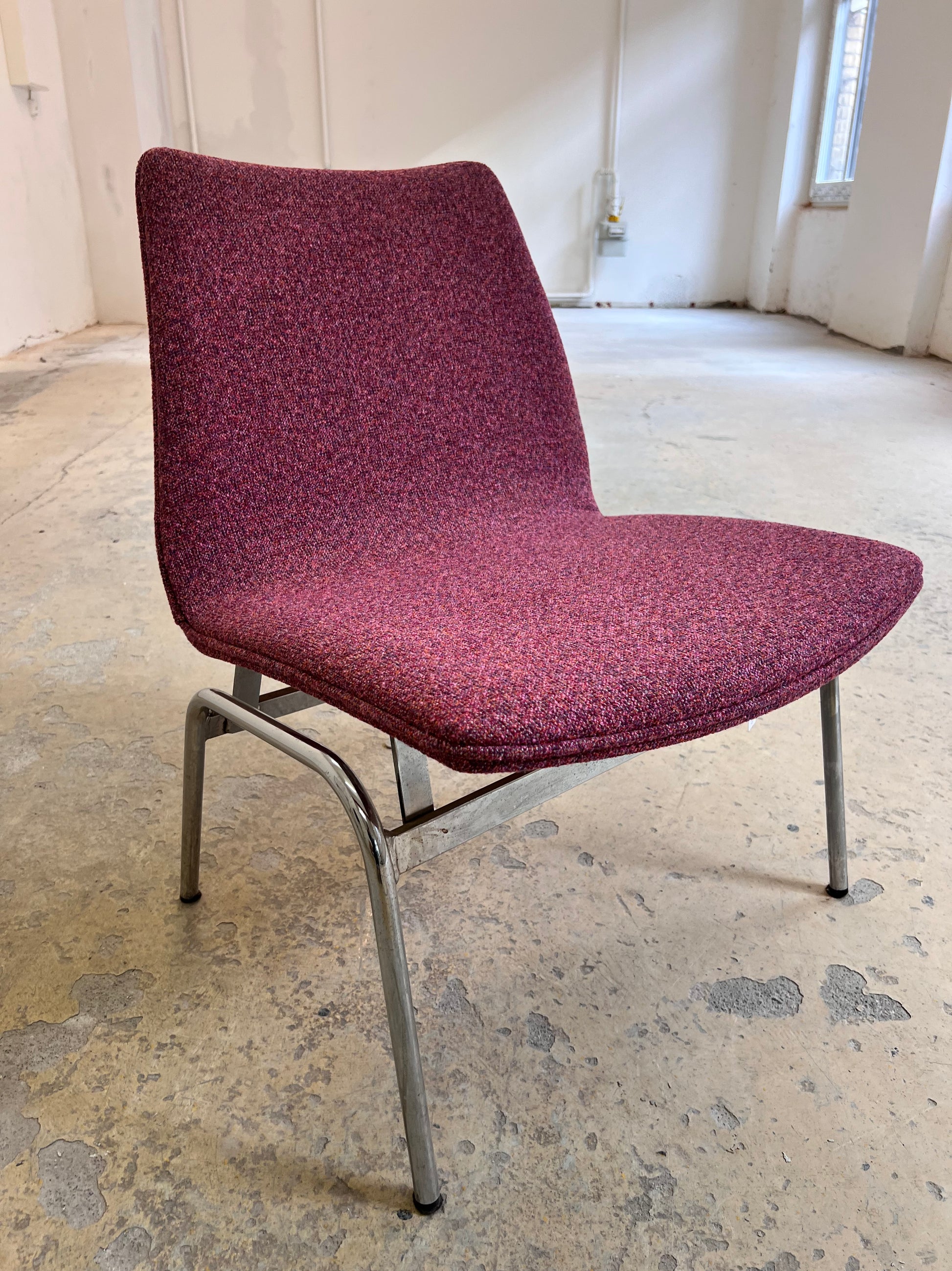 Sessel Lufthavnsstol brombeer-pink Chrom von Anden Arkitekt für Duba Møbelindustri