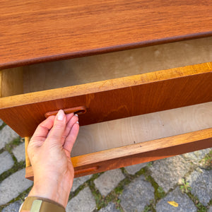 Kommode Teak mit Griffmulden von Kværndrup Møbelfabrik