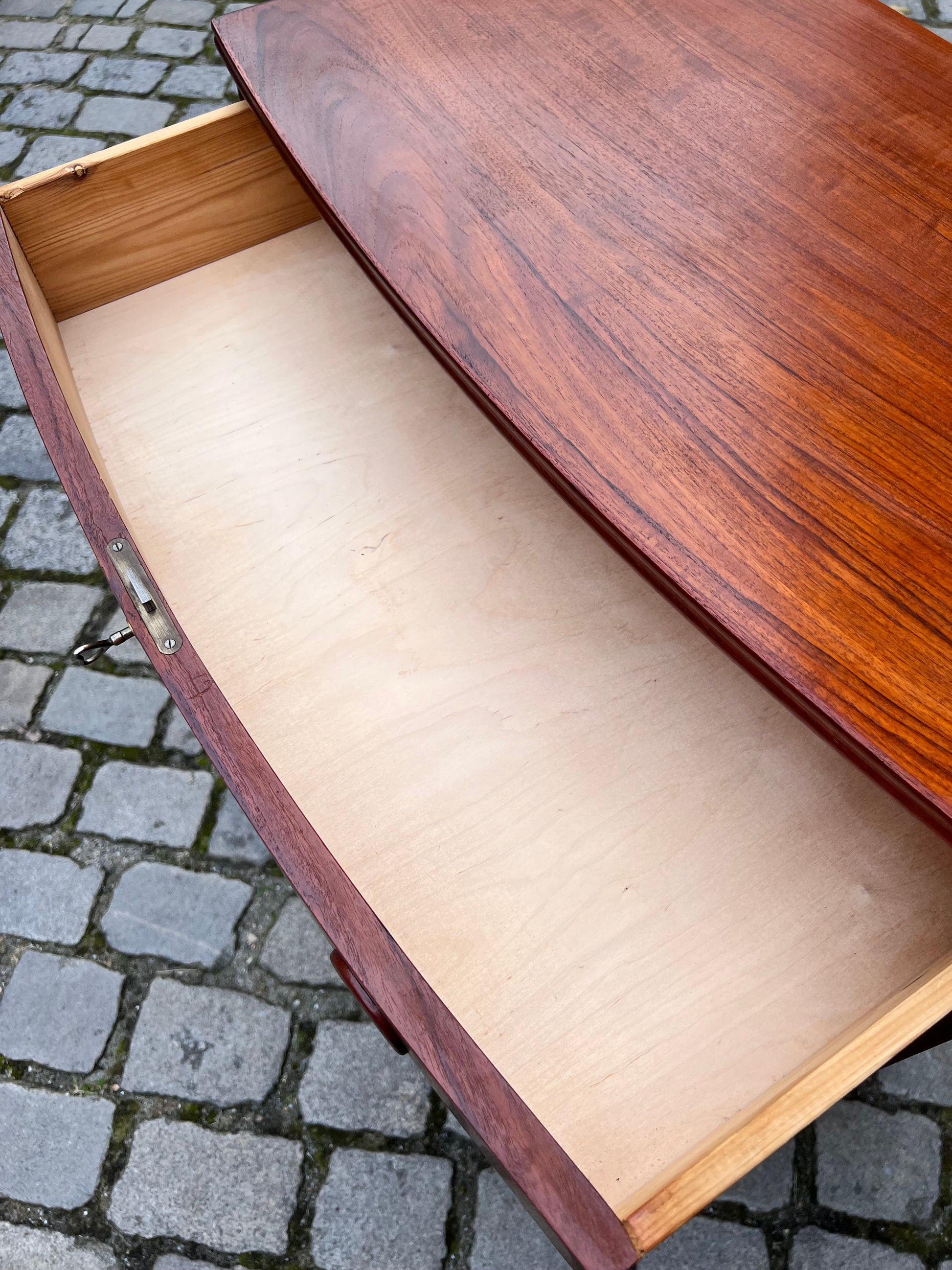 Kommode Teak mit gerundeter Front aus Dänemark
