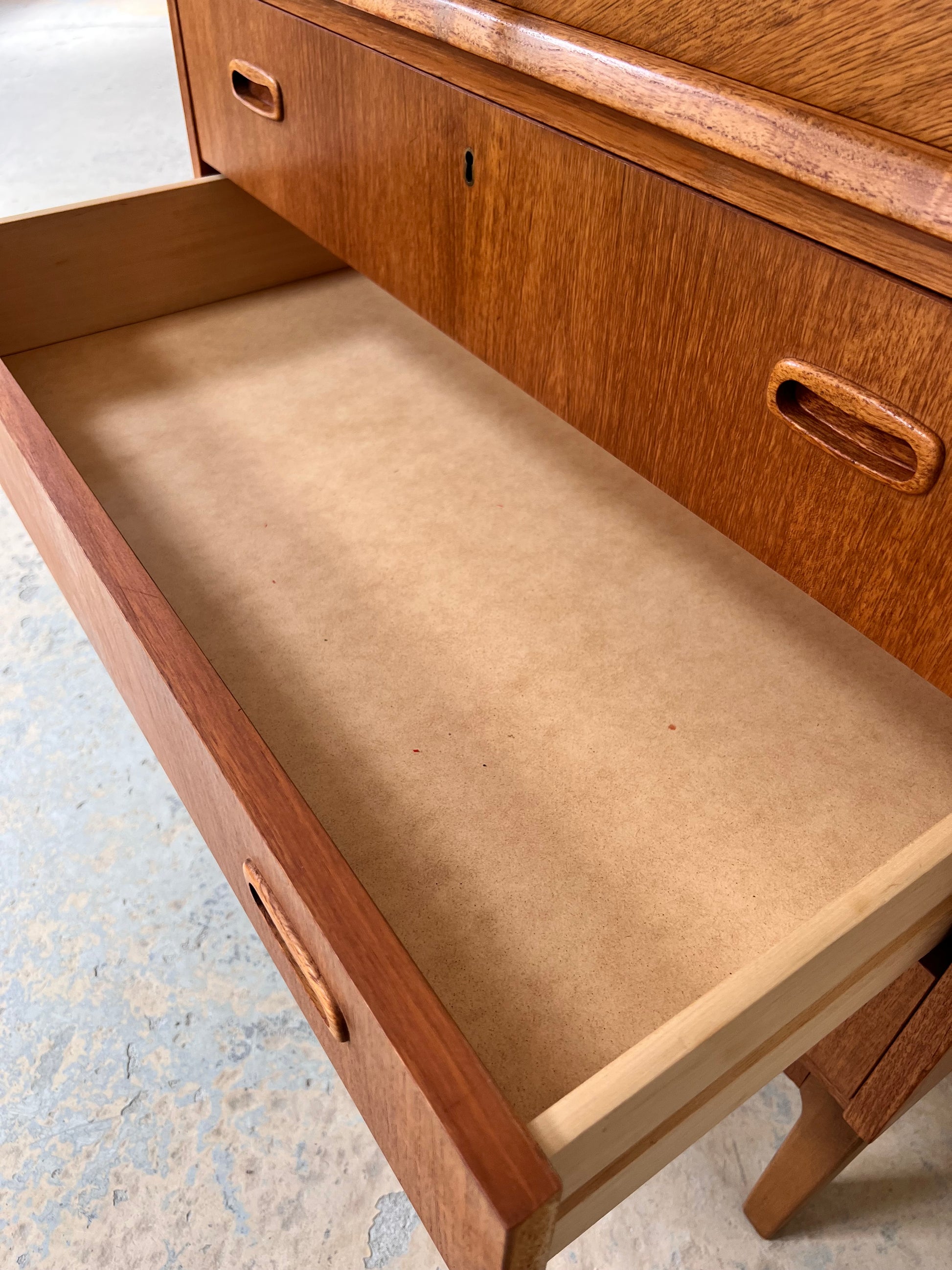 Sekretär Teak halbrund mit Schloss aus Dänemark