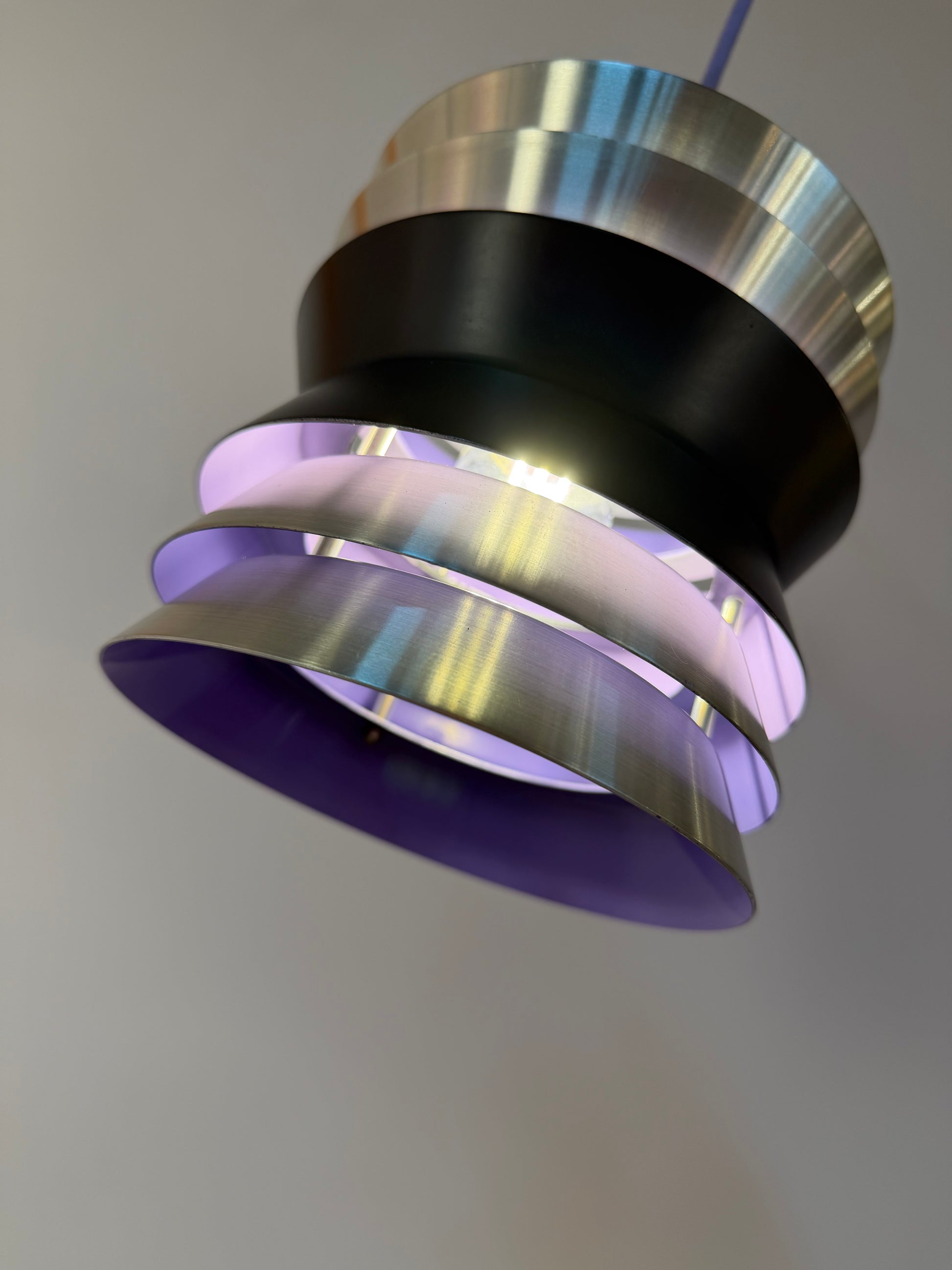 Lamellenlampe Trava silber schwarz lila von Carl Thore für Granhaga