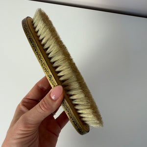 Kleiderbürste mit geprägtem Messingrücken