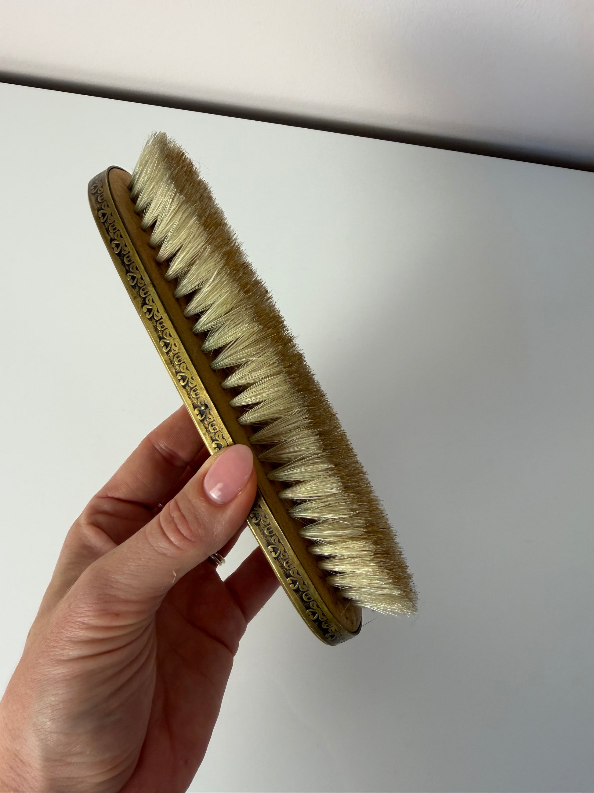 Kleiderbürste mit geprägtem Messingrücken