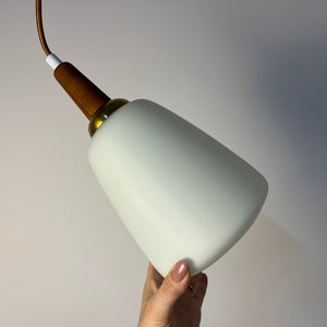 Hängelampe Opalglas mit Teak & Messing Kabelführung aus Dänemark