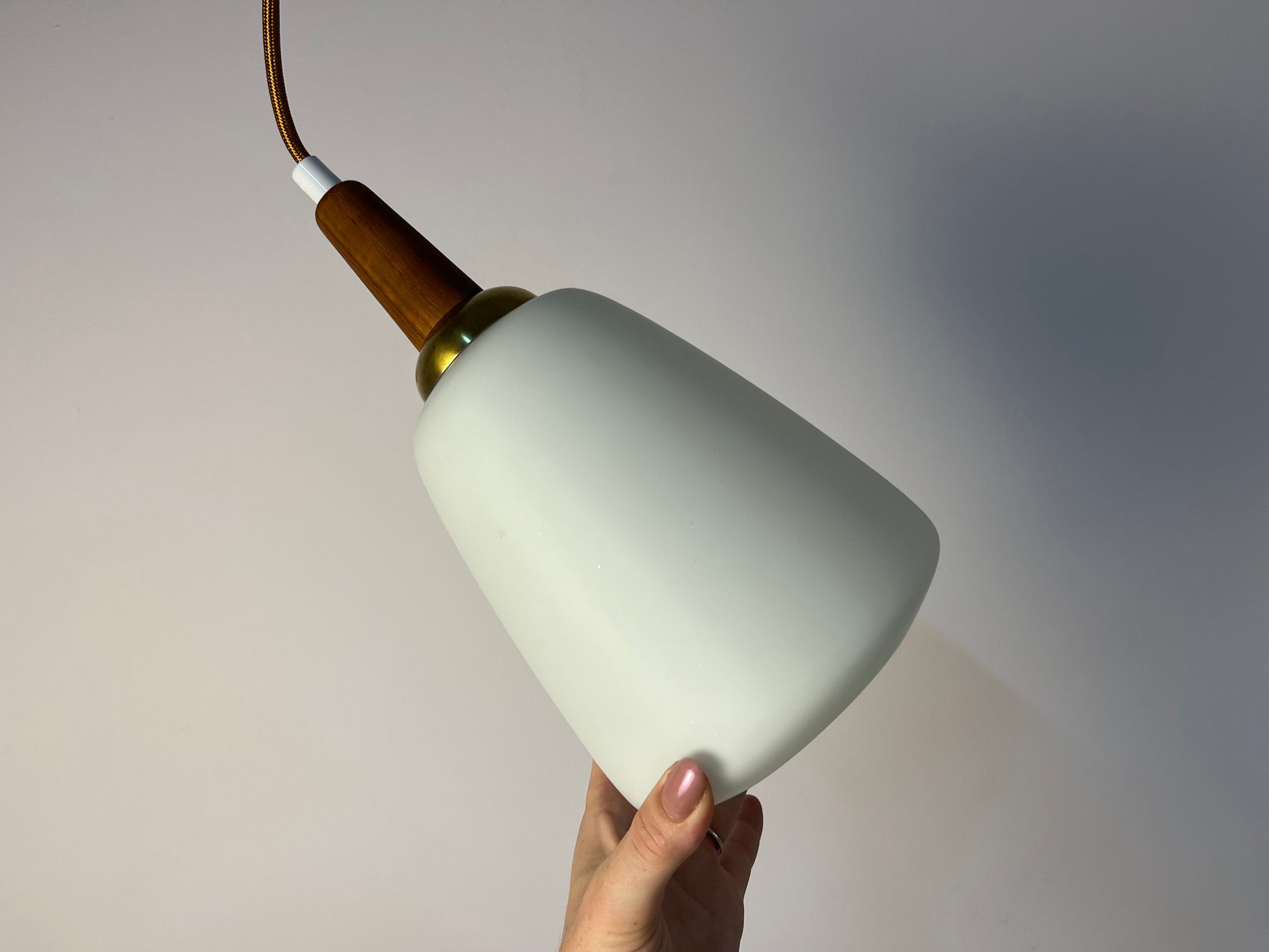 Hängelampe Opalglas mit Teak & Messing Kabelführung aus Dänemark