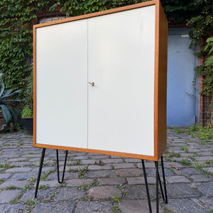 Schrank mit Schloss & neuen Hairpinlegs