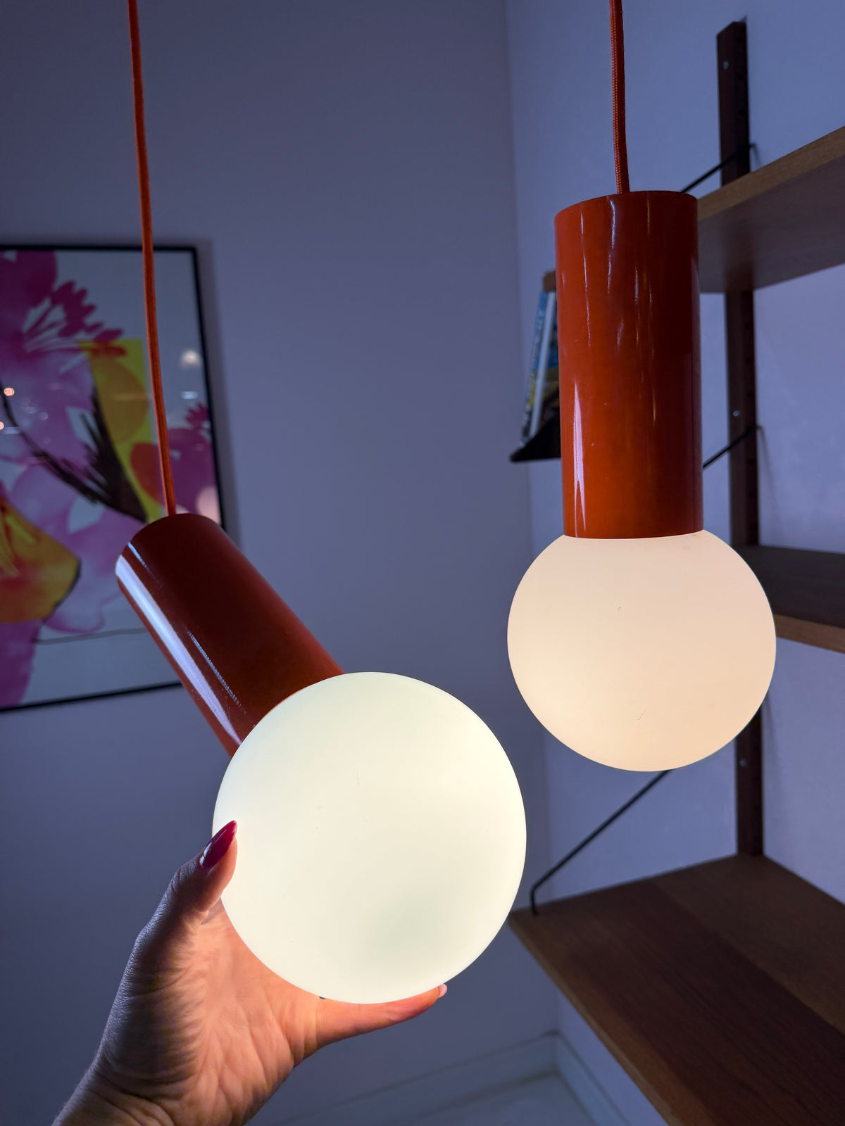 Set: 2x Hängelampe orange mit Opalglas Globus