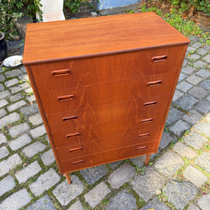 Kommode Teak mit Griffmulden von Kværndrup Møbelfabrik