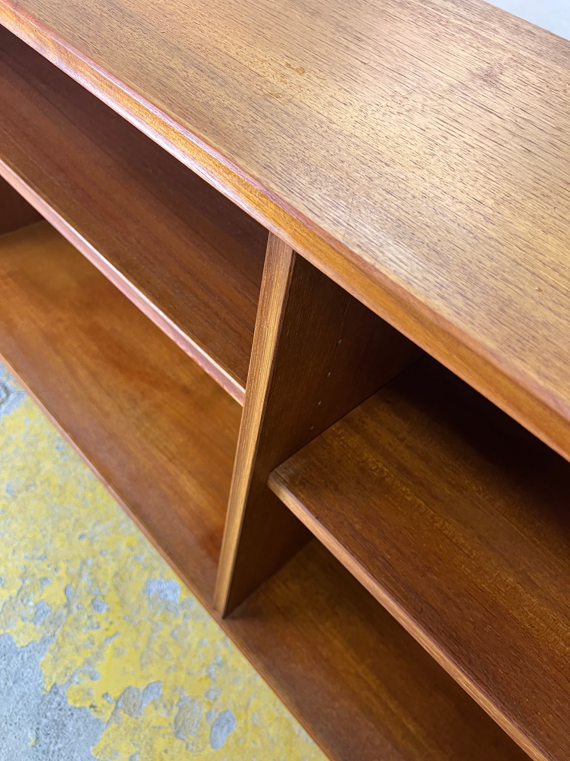 Regal Teak auf Hairpinlegs von rt Möbel