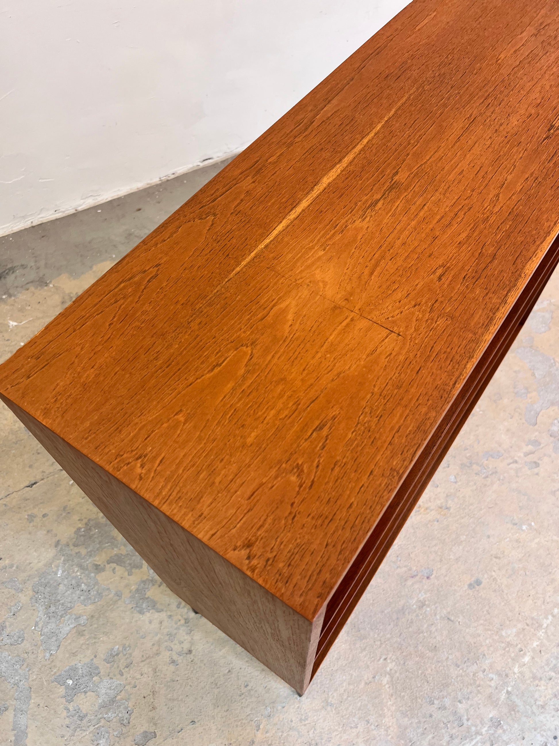 Regal Teak mit neuen Metallfüßen von IDEE Möbel
