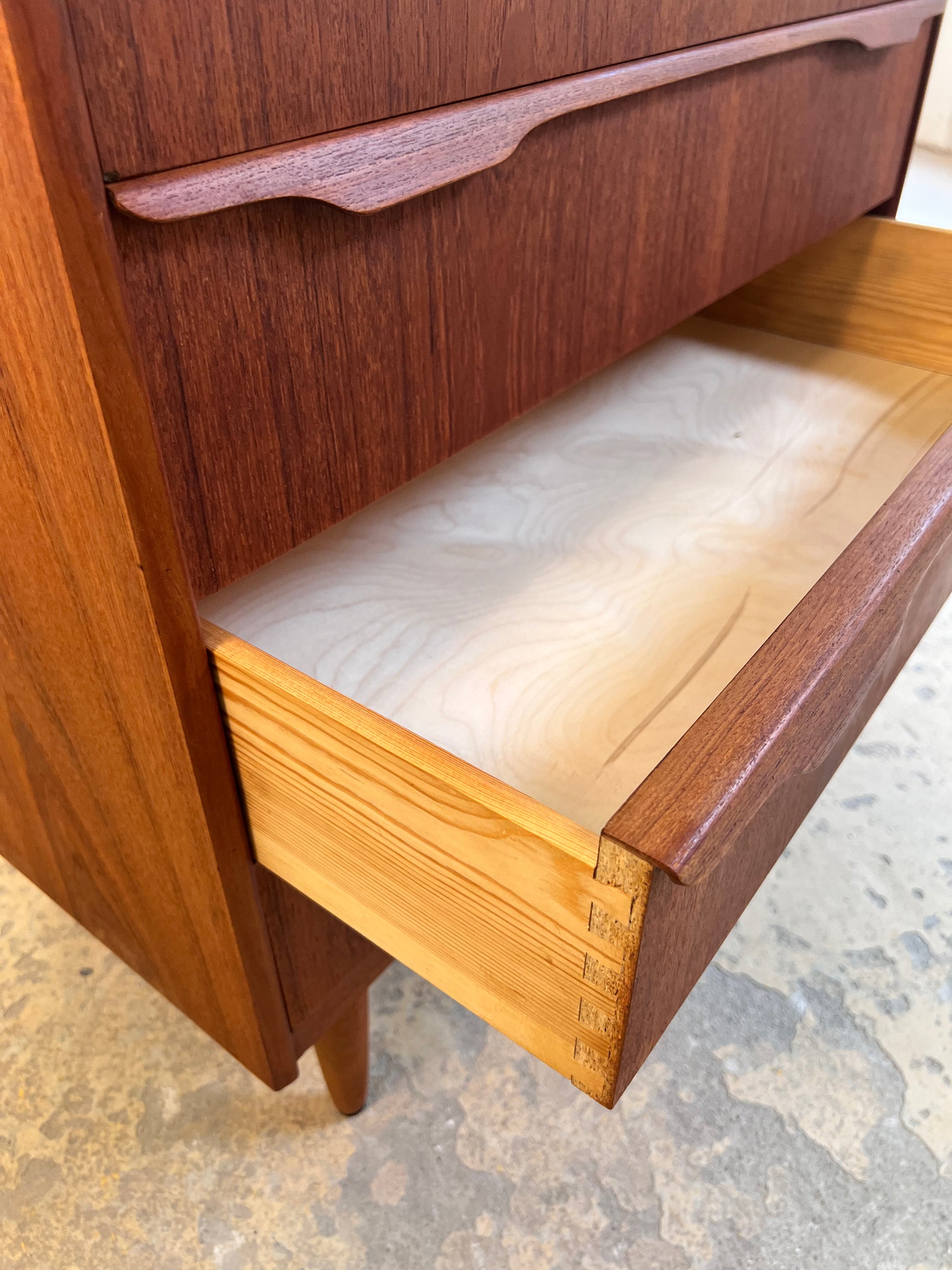 Kommode Teak mit Holz- & Messinggriffen aus Dänemark