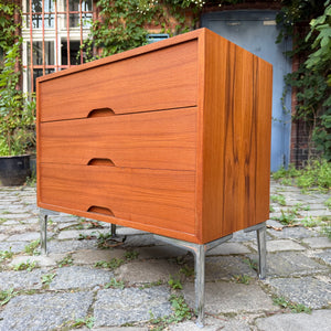 Kommode Teak mit Schubladen auf Chromfüßen
