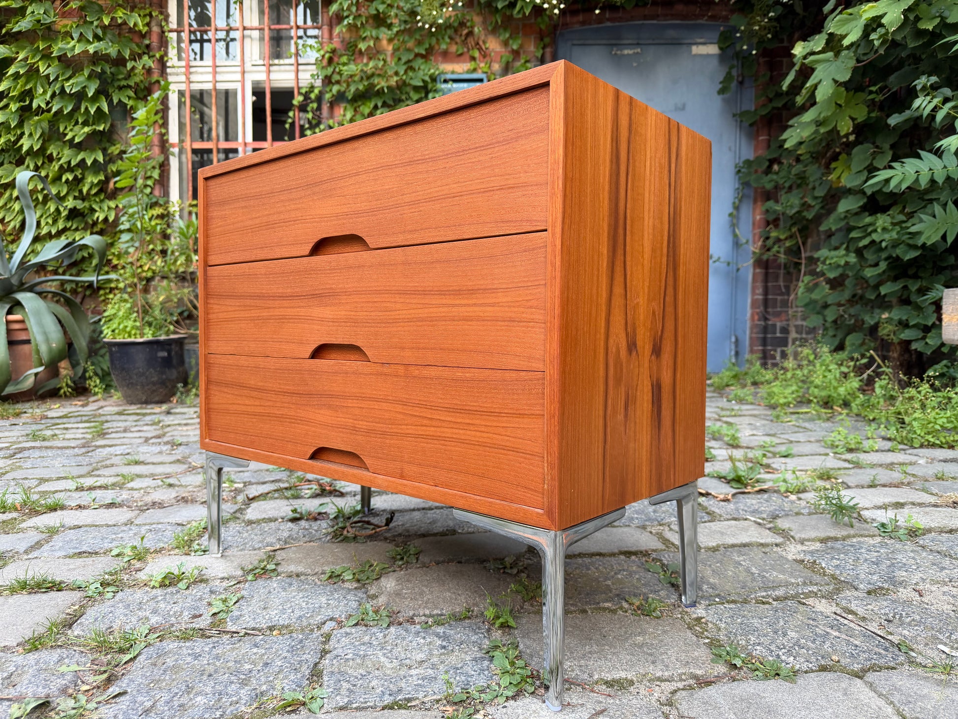 Kommode Teak mit Schubladen auf Chromfüßen