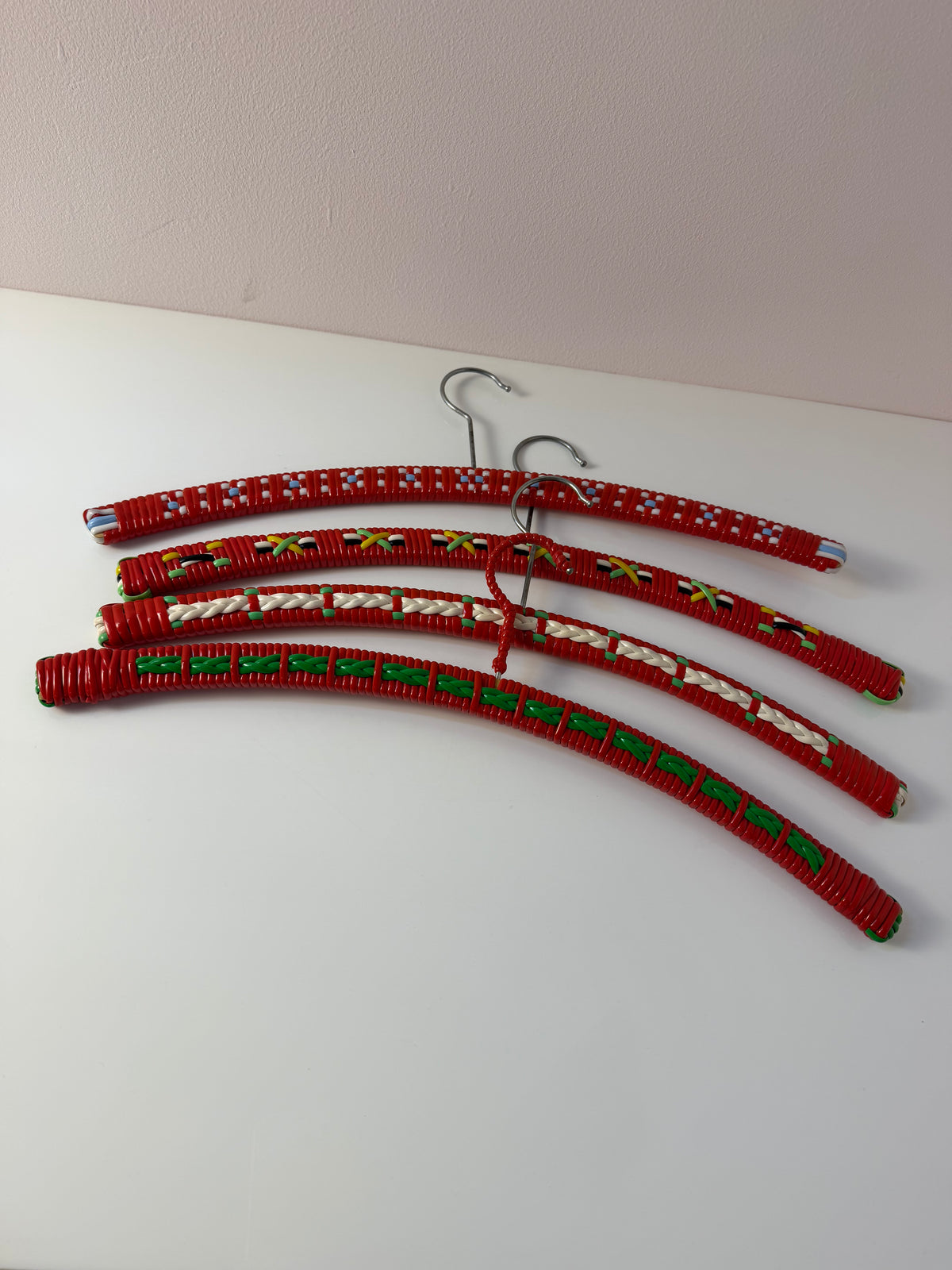 Set: 4x Kleiderbügel rot grün