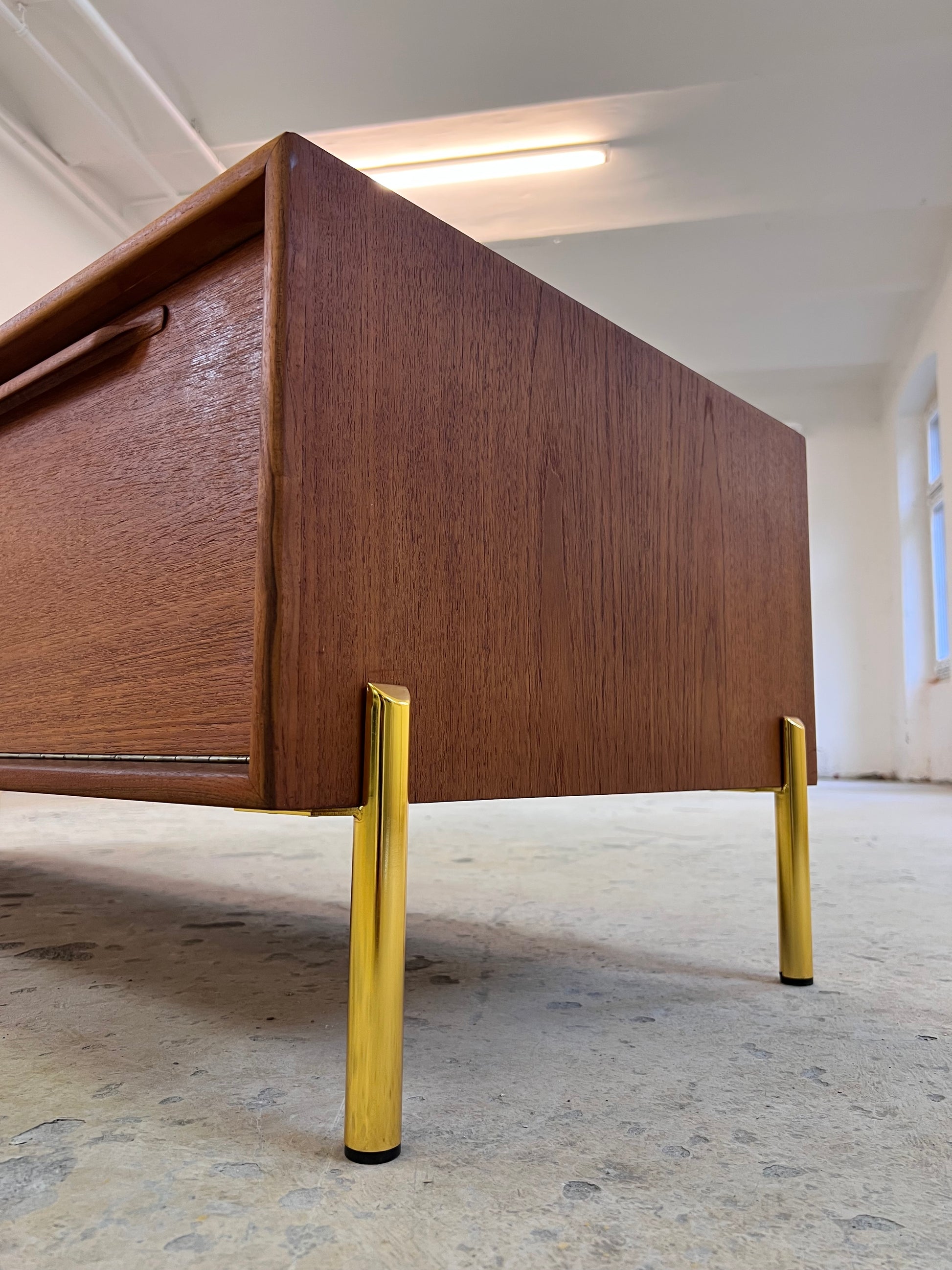 Lowboard Teak mit neuen Metallbeinen von rt Möbel