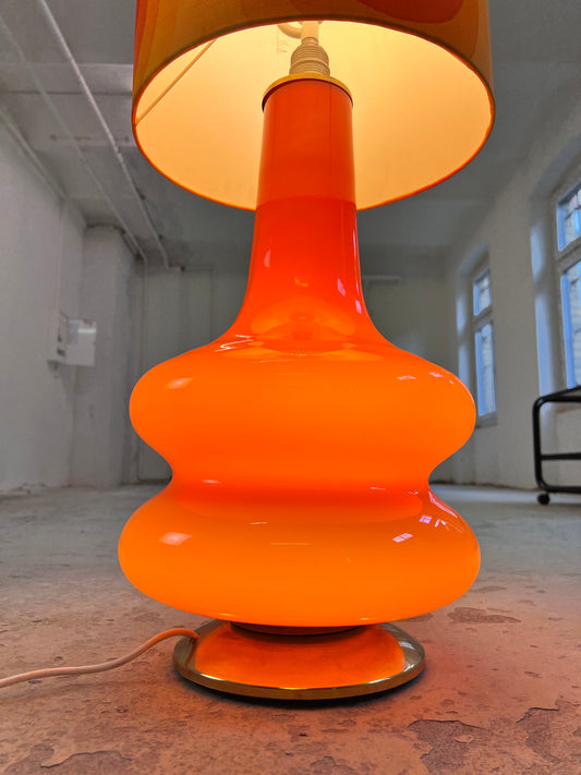Stehlampe orange mit leuchtendem Glasfuß und 70er Schirm von Pako