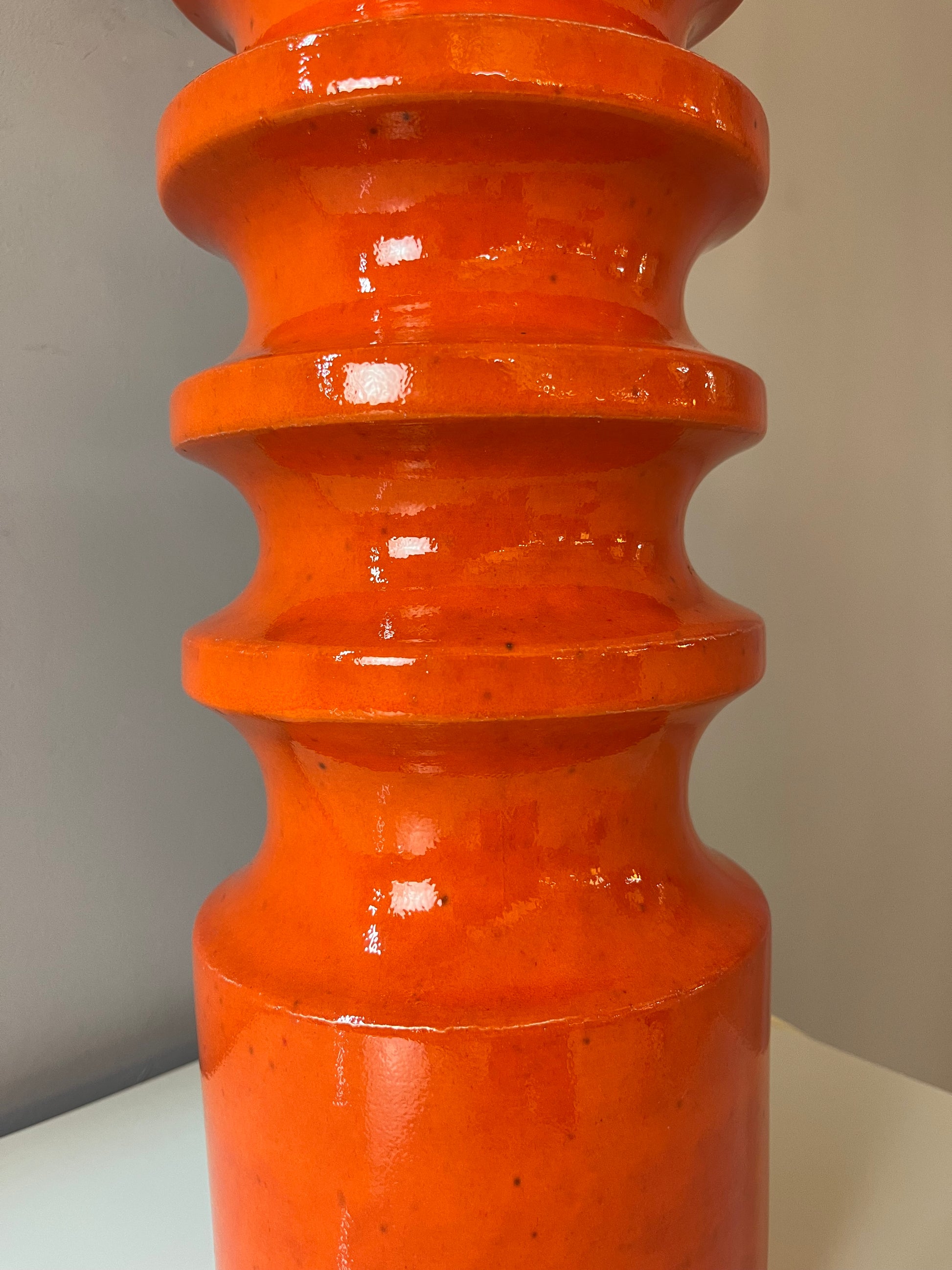 Stehlampe orange Keramik mit Wollschirm