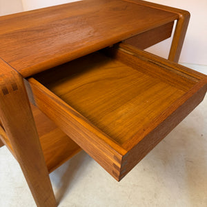 Beistelltisch Teak mit Schubladen & Ablage aus Dänemark
