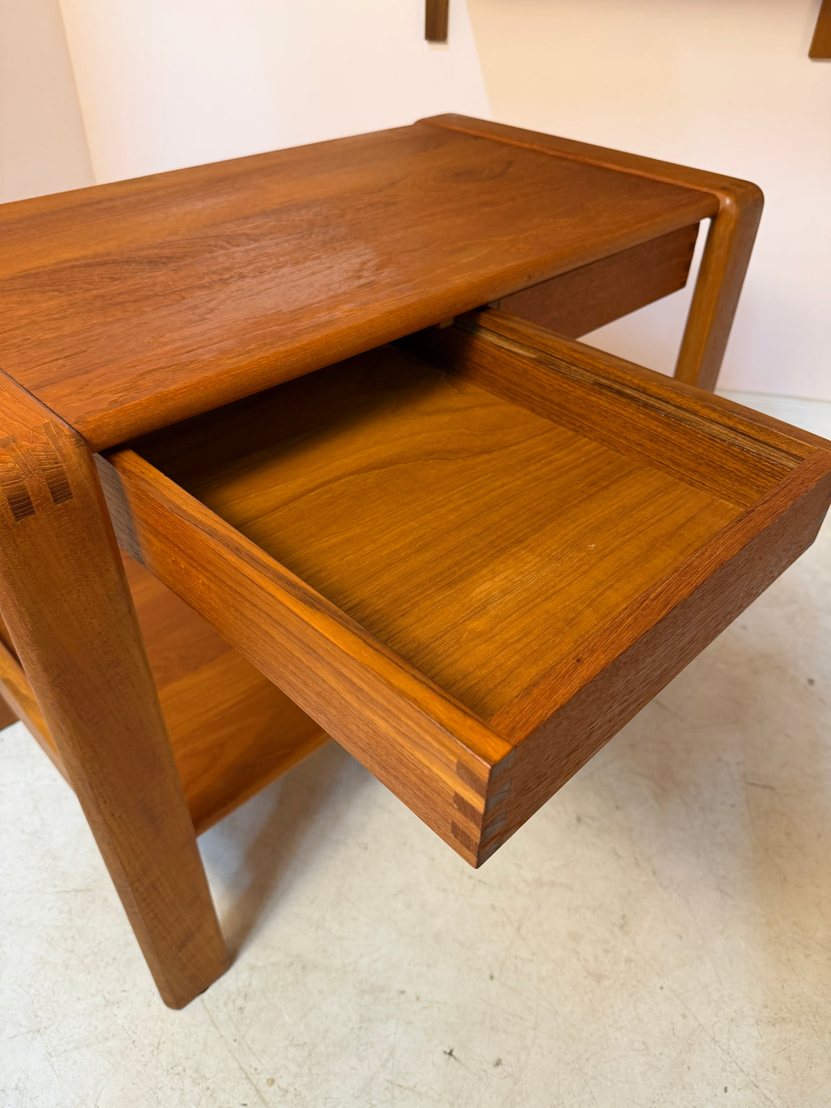 Beistelltisch Teak mit Schubladen & Ablage aus Dänemark
