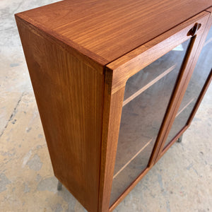 Vitrinenschrank Teak mit neuen Chromfüßen von H.W.Klein für Bramin