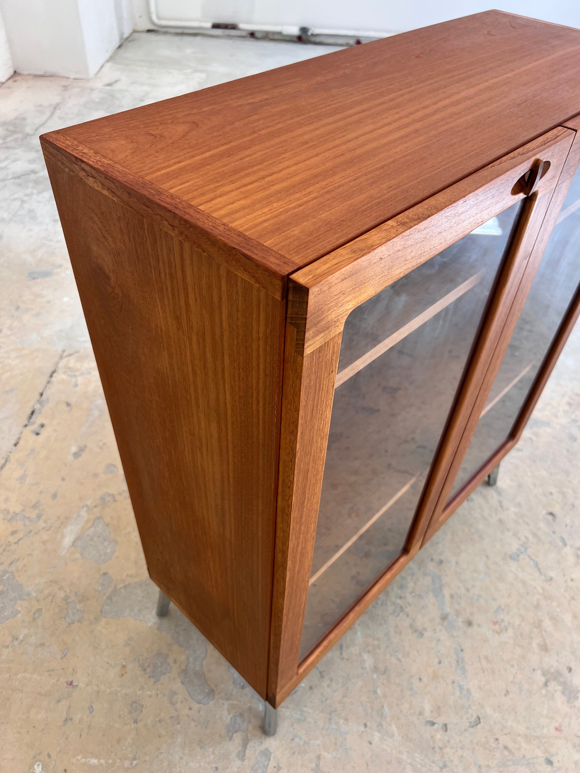 Vitrinenschrank Teak mit neuen Chromfüßen von H.W.Klein für Bramin