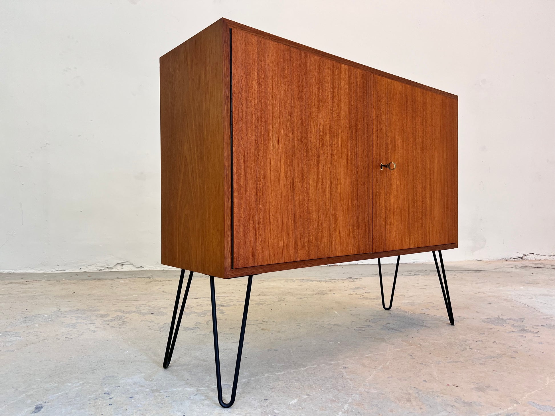 Schrank Teak auf Hairpinlegs