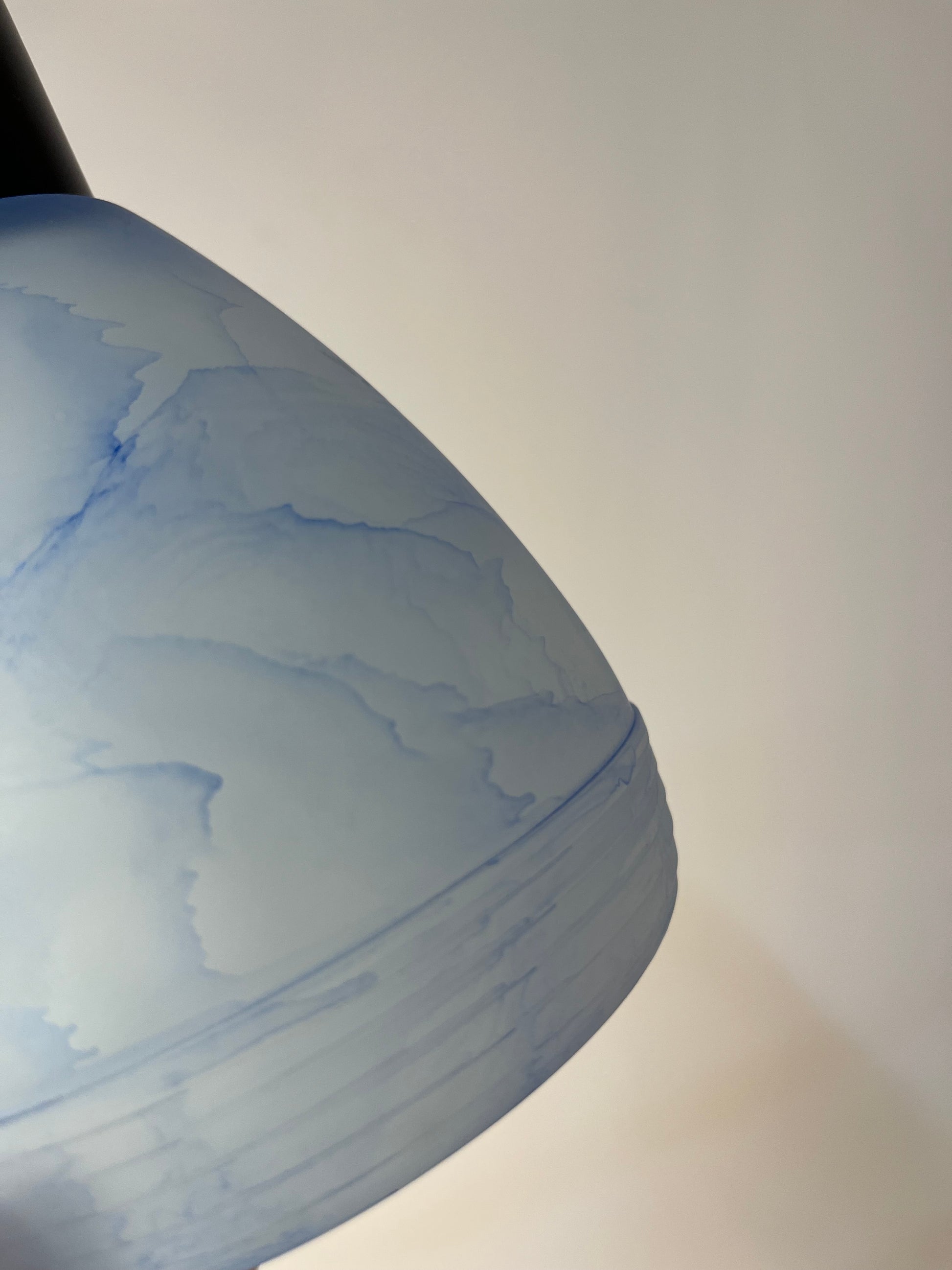 Hängelampe blau weiß marmoriert Glas