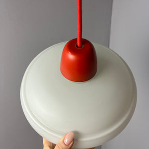 Hängelampe weiß mit rotem Abschluss