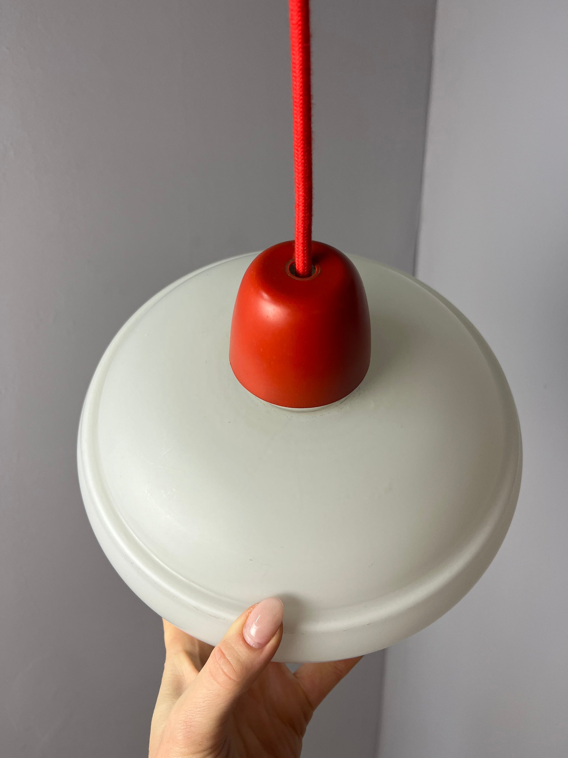 Hängelampe weiß mit rotem Abschluss