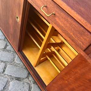 Schuhschrank Teak mit Messinggriffen aus Dänemark