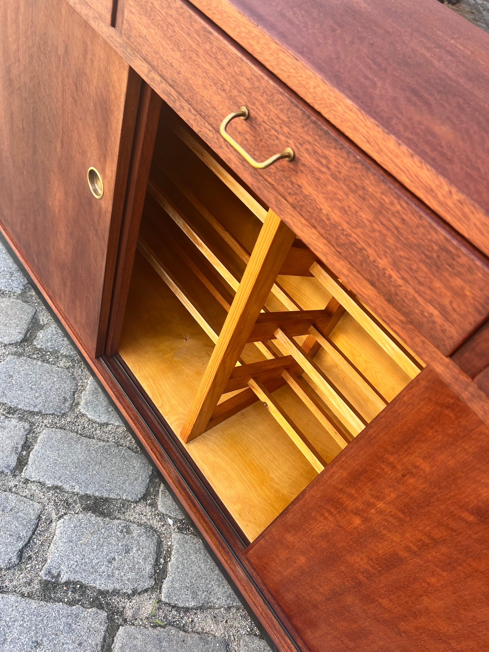 Schuhschrank Teak mit Messinggriffen aus Dänemark