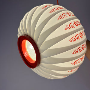 Hängelampe mit roten Blumendetails von Lars Schiøler