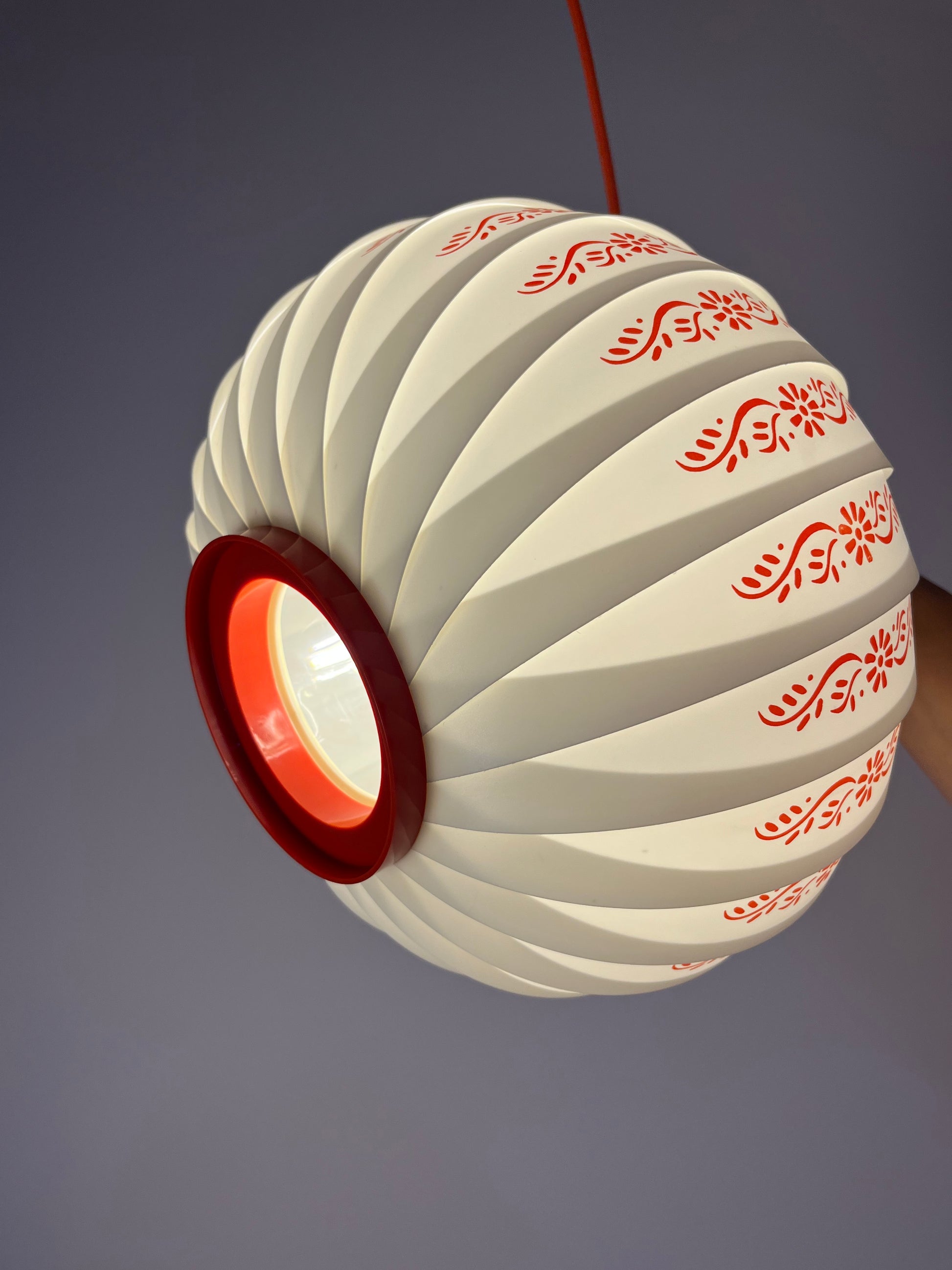Hängelampe mit roten Blumendetails von Lars Schiøler