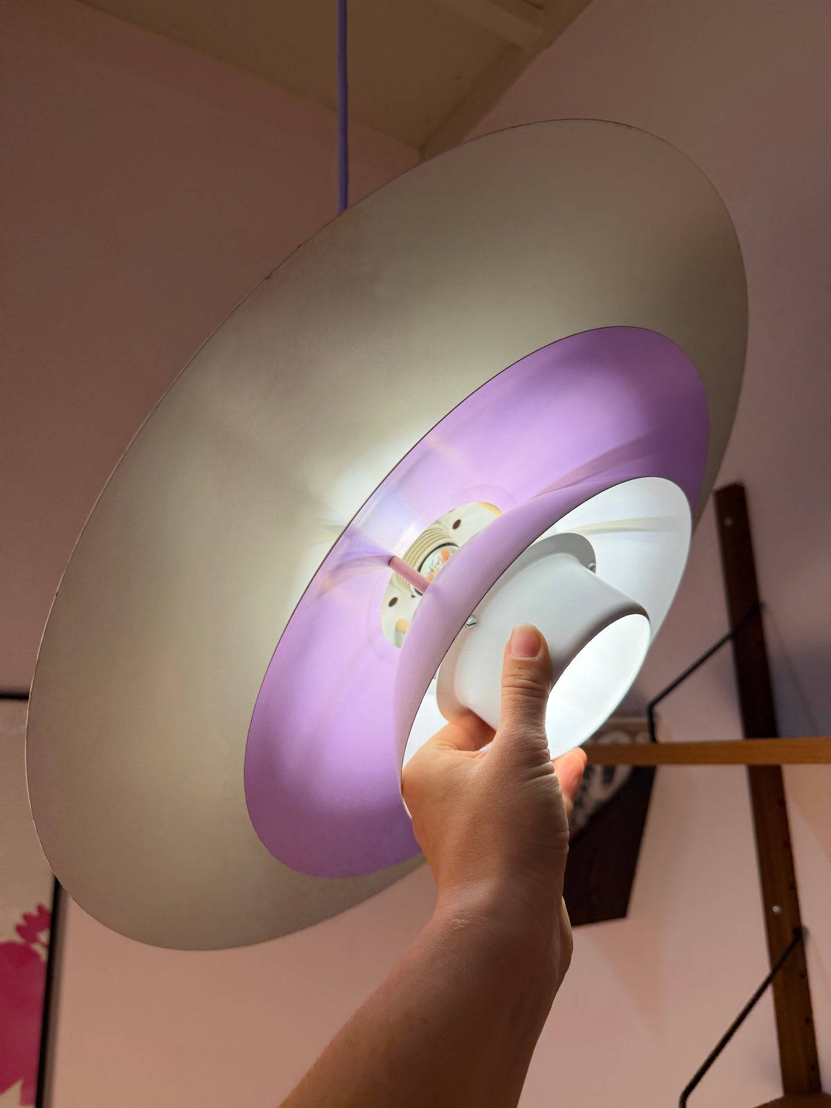 Lamellenlampe weiß lila von Formlight