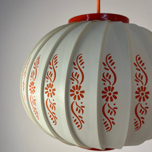 Hängelampe mit roten Blumendetails von Lars Schiøler