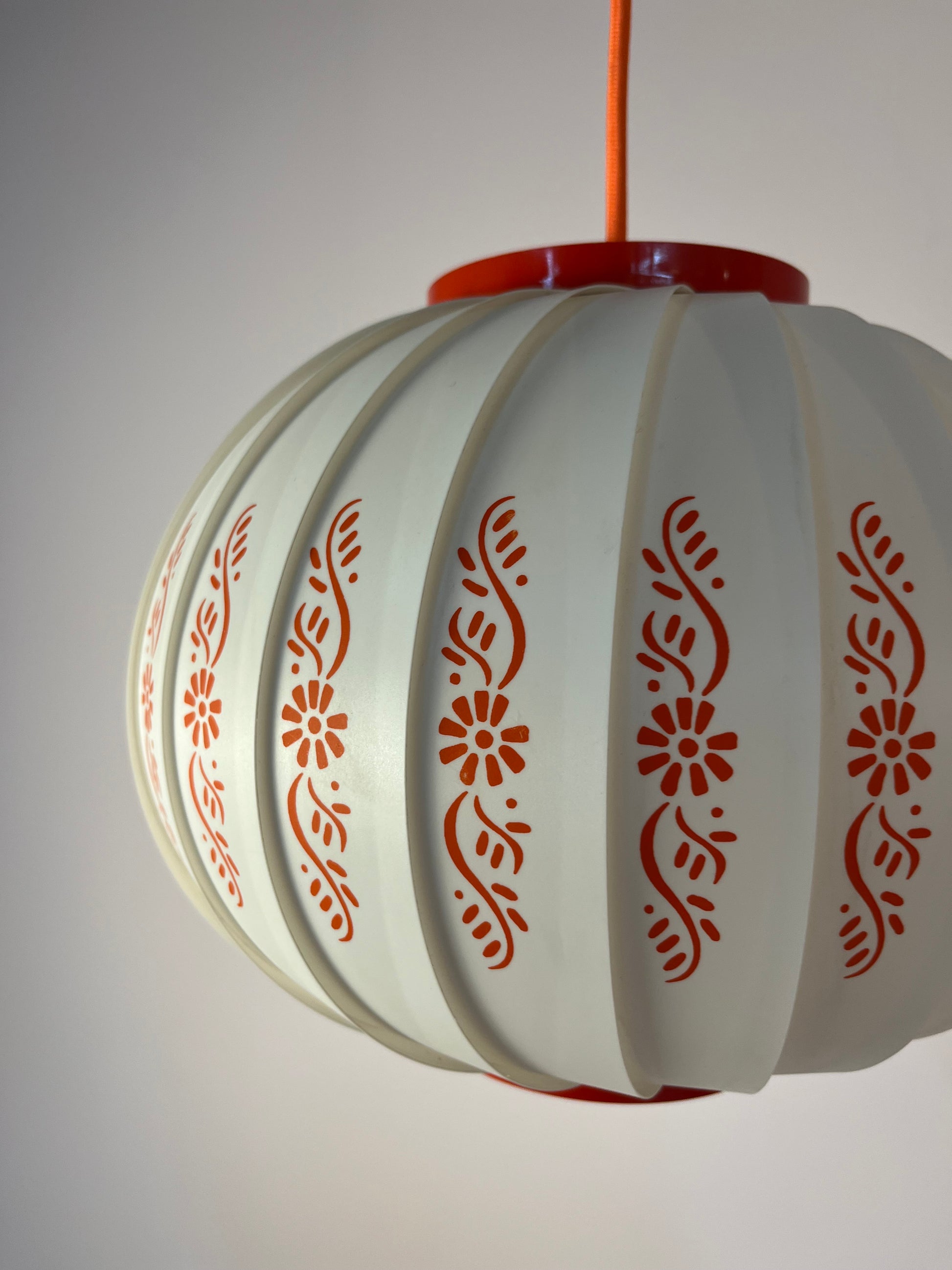 Hängelampe mit roten Blumendetails von Lars Schiøler