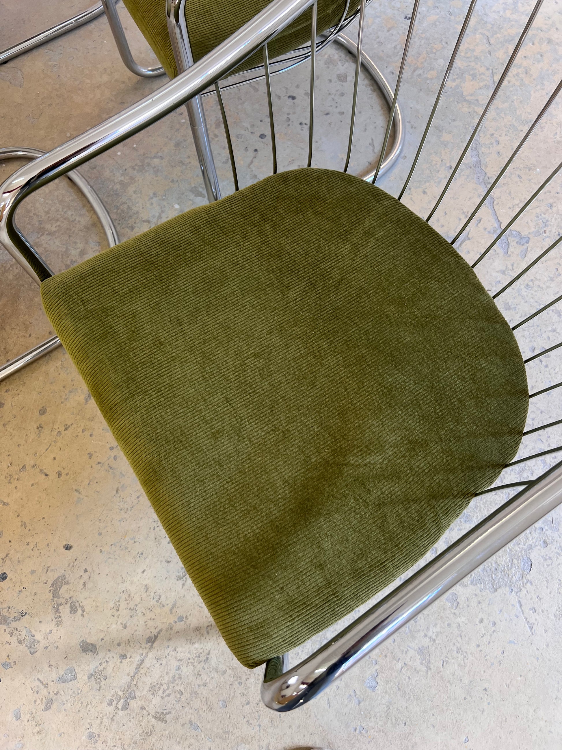 Freischwinger Chrom mit neuem, grünen Sitzkissen von Gastone Rinaldi
