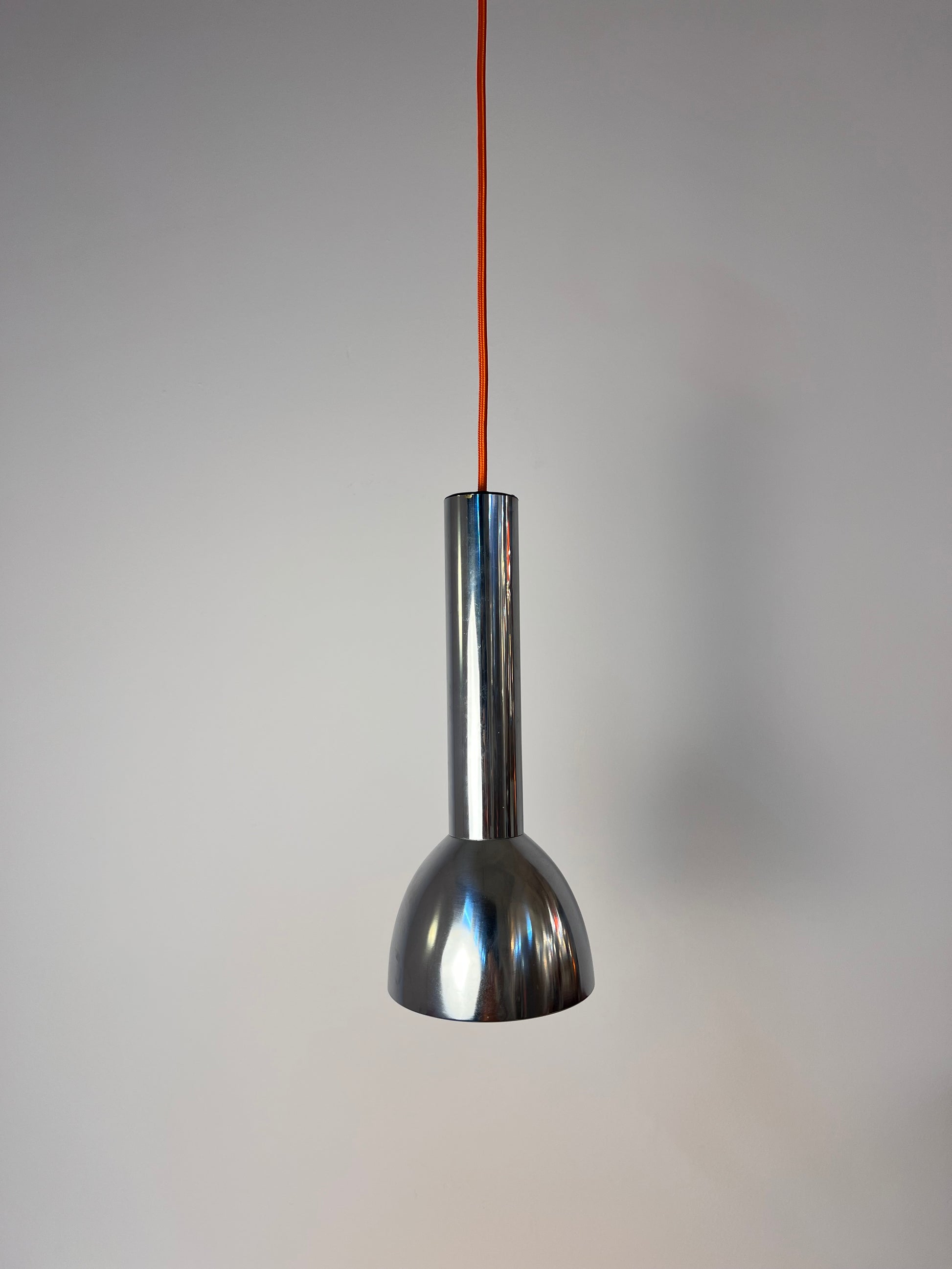 Spotlampe Chrom mit orangem Akzentschirm