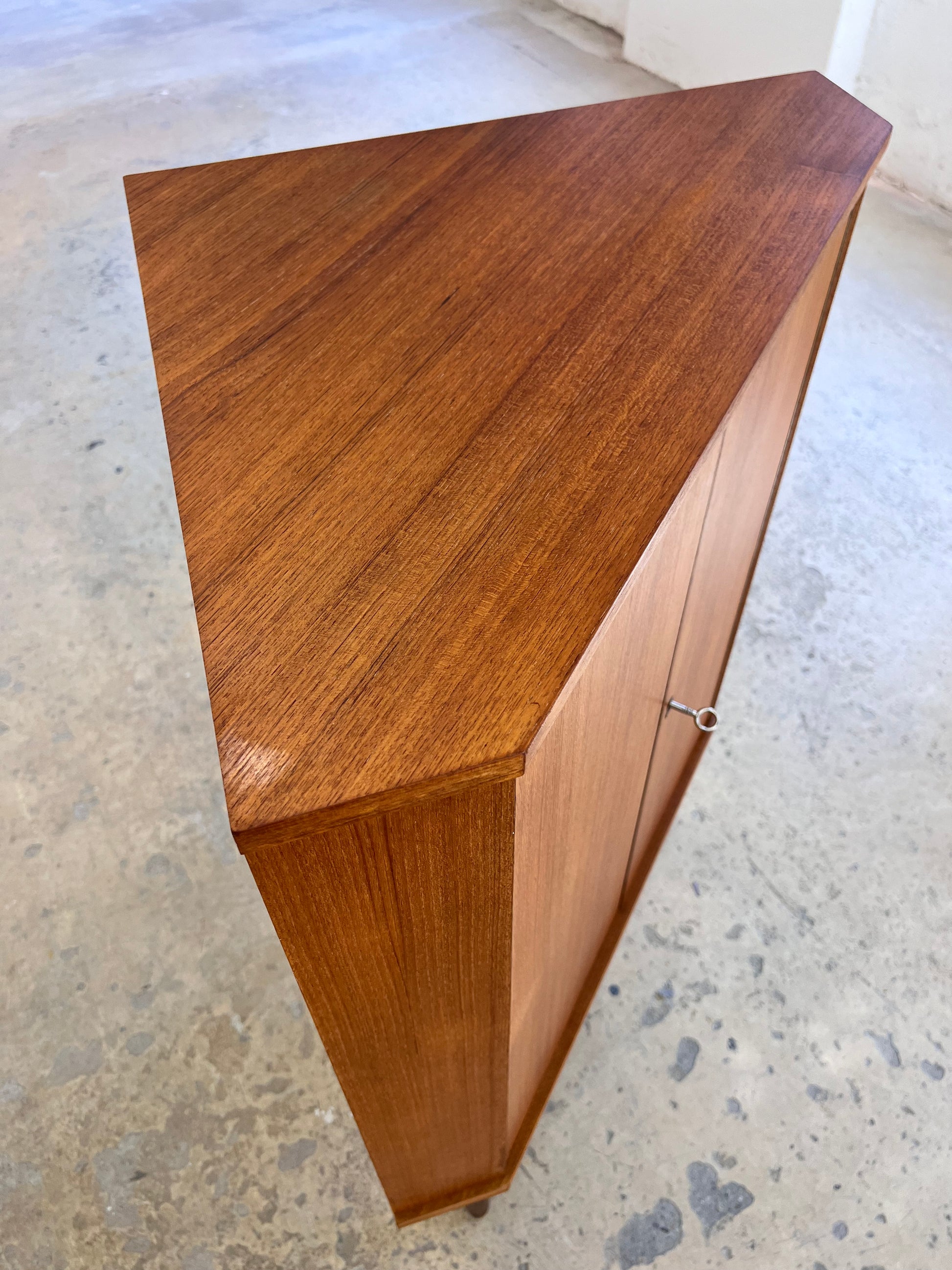 Eckschrank Teak mit Schloss aus Dänemark
