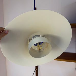 Lamellenlampe weiß mit blauem Akzentring aus Dänemark